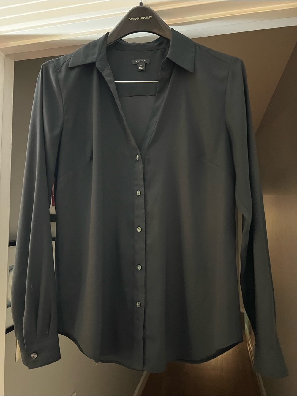 Ann Taylor Women’s Long-Sleeve Button-Down Flowing Sleek blouse - Black